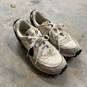 Size 8 Women’s Nike Waffle Debut Sneakers